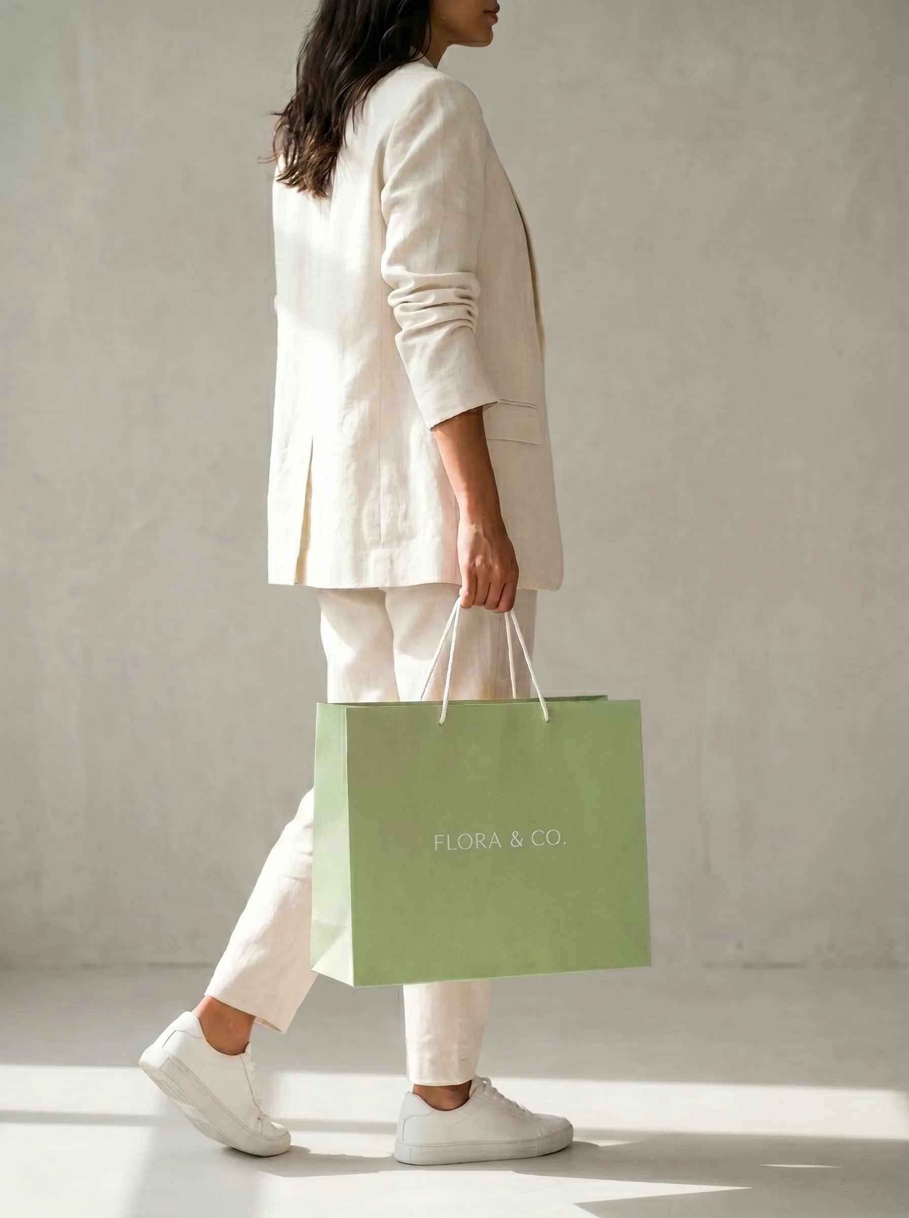 Sacola verde claro de visual minimalista com alça de cordão personalizada
